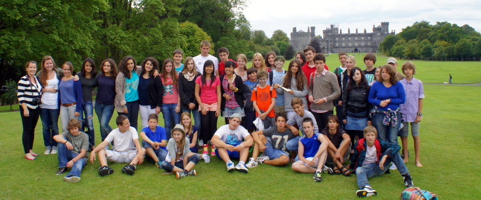large group of mackdonald students juniors outside of kilkenny castle